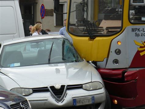 Zderzenie samochodu z tramwajem na Piotrkowskiej w Łodzi ZDJĘCIA