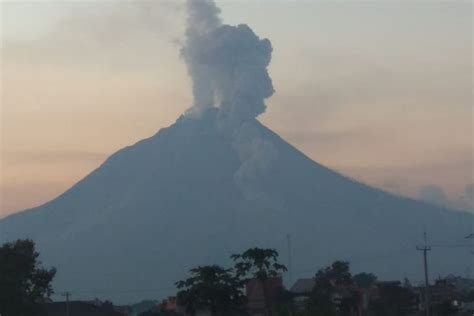 Gunung Sinabung Erupsi Luncurkan Awan Panas Guguran Sejauh Km