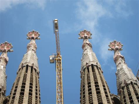 Solve Sagrada Família spires Barcelona jigsaw puzzle online with 204