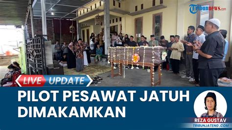 Isak Tangis Keluarga Warnai Kedatangan Jenazah Pulu Darmawan Pilot