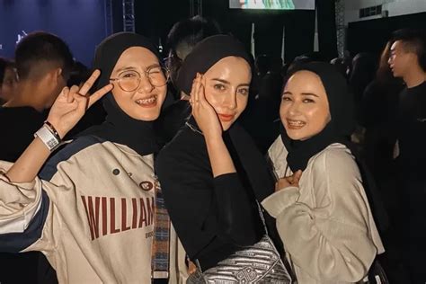 Gaya Hijab Terkini Untuk Outfit Nonton Konser Yang Stylish Dan Nyaman Paduan Fashion Trendi