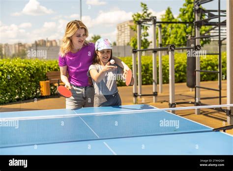 Mutter tochter mädchen bikini Fotos und Bildmaterial in hoher Auflösung Alamy