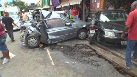 Caminh O Desgovernado Atinge Cinco Ve Culos E Uma Barraca Na Bahia