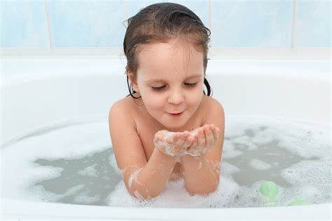 Plan d une adorable petite fille aux cheveux mouillés jouant avec de la