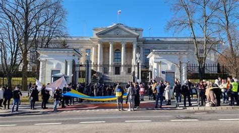 Warszawa Wojna na Ukrainie Protest przed ambasadą Rosji Protestują