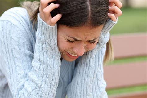 Adolescente Triste Desesperado Reclamando Sozinho Foto De Stock