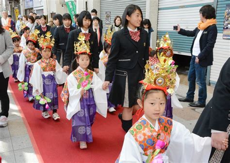 稚児行列華やかに 園児ら30人「花まつり」 佐賀市中心部｜まちの話題｜佐賀新聞ニュース｜佐賀新聞live