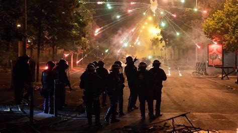 Protestations Populaires La France Plonge Dans Le Chaos