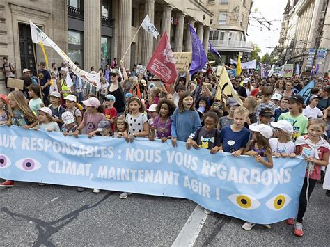 Les familles en marche pour le climat à Lausanne SWI swissinfo ch