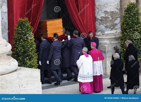 Funeral Do Papa Francis Em St Peters Basilica No Vaticano Celebra A