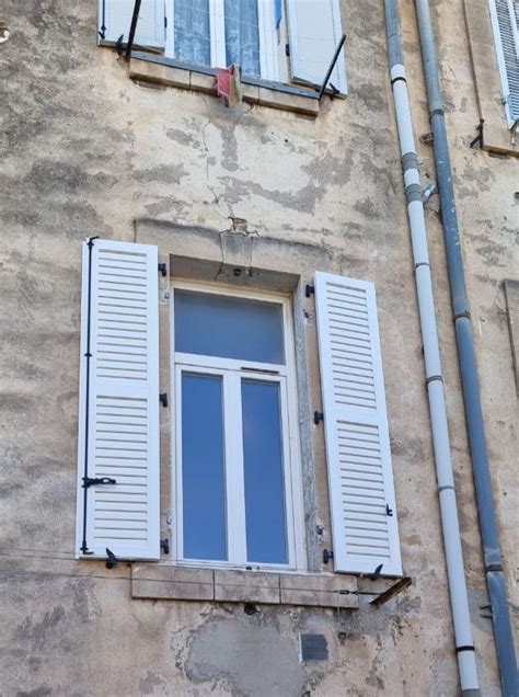 Pose de volets battants persiennés blanc en PVC à Marseille