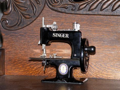 The Singer Mini 1951 Centennial Sewing Machine Singer Rig Flickr