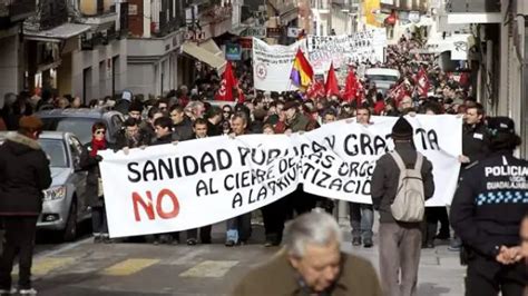 Más de 3 000 personas se concentran en Guadalajara contra el cierre de