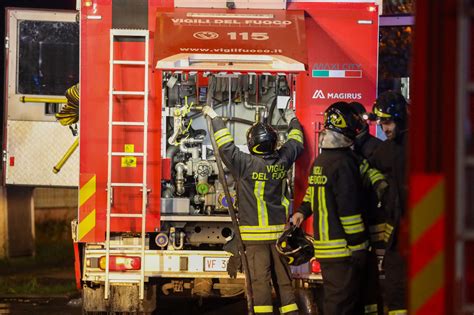 Milano A Fuoco Il Tetto Di Un Palazzo Paura In Zona Risorgimento