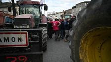 Colère des agriculteurs plus d une centaine de manifestants érigent