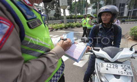 Penindakan Tilang Manual Kendaraan Bermotor Antara Foto