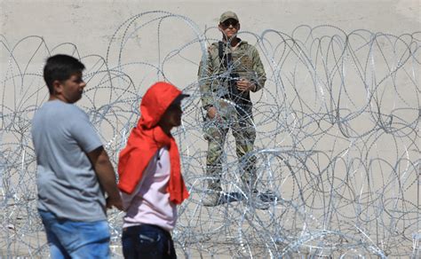 Migrantes Usan Las Barricadas De Frontera M Xico Ee Uu Para Instalar