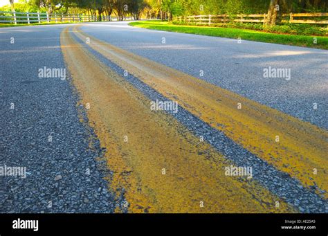 Yellow no passing lines hi-res stock photography and images - Alamy