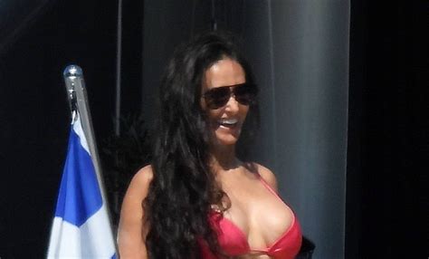 Demi Moore presume figura irreal con bikini rosa a los 59 años
