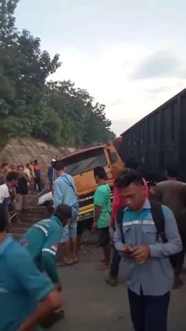 LAGI KERETA API BABARANJANG MELIBAS TRUK BATU BATA Palembang