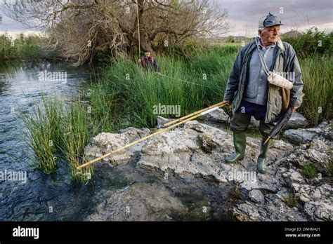 Pesca Fluvial Hi Res Stock Photography And Images Alamy