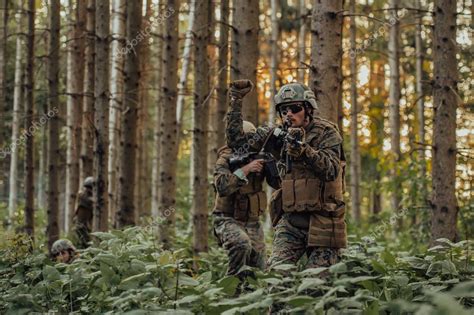 Un grupo de soldados de guerra modernos está librando una guerra en