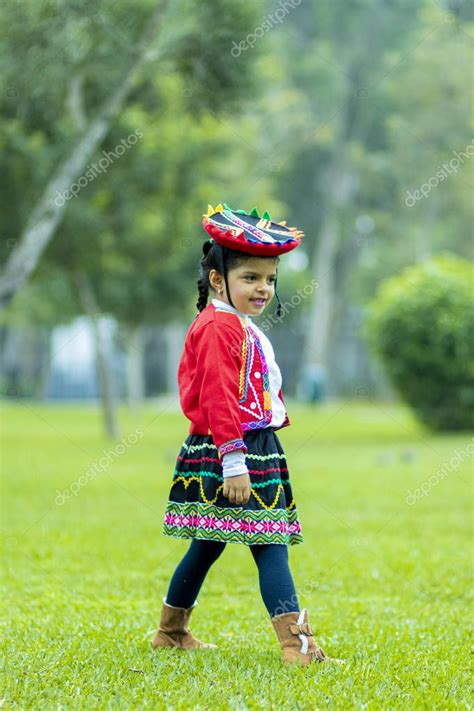 Chica Peruana Vestida Con Traje T Pico De Cusco Per