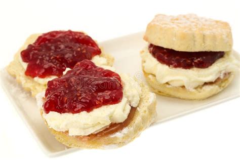 Scones Con Crema Y Mermelada De Fresa Frescas Imagen De Archivo