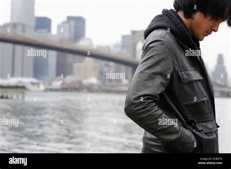 Homme Asiatique Qui Porte Un Manteau Banque De Photographies Et D