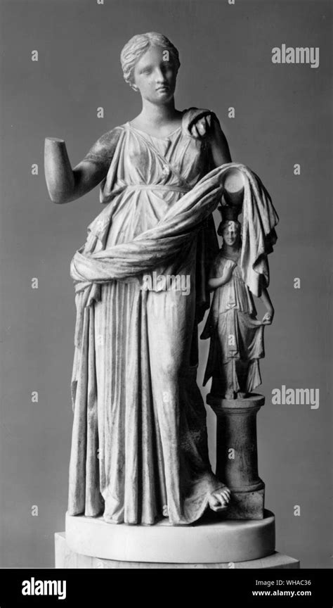 Statue of artemis hi-res stock photography and images - Alamy