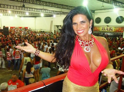 EGO Solange Gomes Capricha No Decote E Exibe Fartura Em Noite De