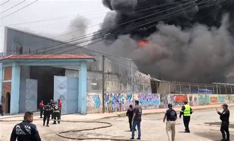 Fotos Registran Fuerte Incendio De Fábrica De Pinturas En San Pedro