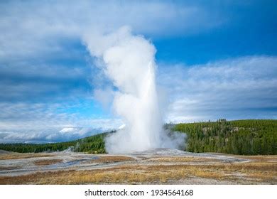 Old Faithful Eruption Fall Stock Photo 1934564168 | Shutterstock