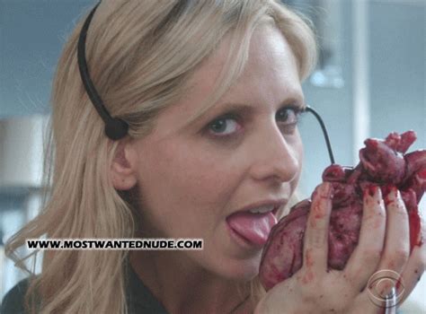 Sarah Michelle Gellar Aka Buffy Demonstrates Her Magic