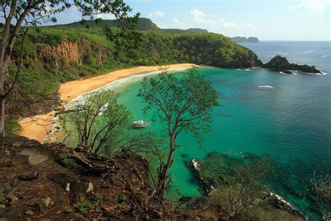 Praia do Sancho tem beleza única em Fernando de Noronha | Qual Viagem