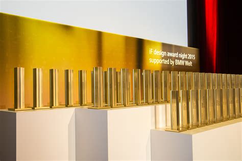 Freude über Große Auszeichnung Goldener If Award Für Cero