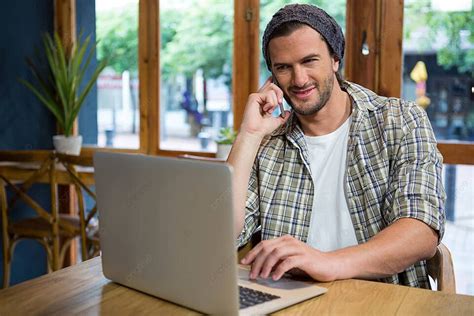 Fundo Homem Multitarefa Em Cafeteria Usando Laptop E Falando Ao