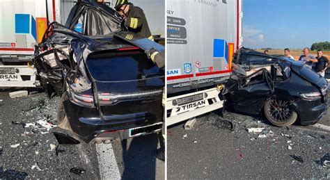 Non Frena In Tempo Prima Della Coda Per L Incidente In A4 E La Porsche