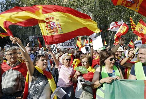 Miles De Personas Se Manifiestan En Barcelona Contra La Amnistía