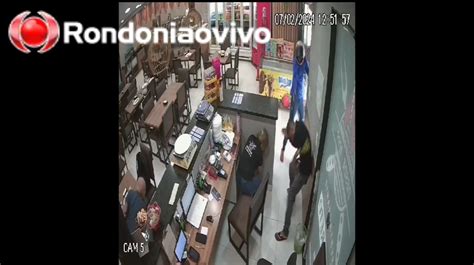 VÍDEO Novas imagens mostram criminoso invadindo restaurante para