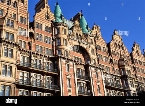 Exterior hotel russell russell square hi-res stock photography and images - Alamy