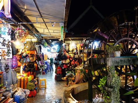 File:Night Market, Siem Reap, Cambodia.JPG - Wikitravel Shared