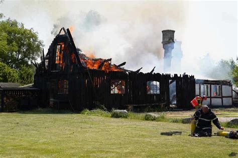 Voldsom brand i stråtægt hus LOCAL EYES