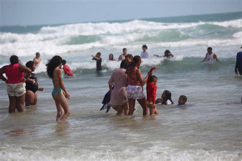 Praia dos Crush e três trechos da Praia do Futuro estão impróprios para