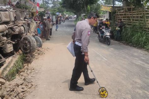 Hilang Kendali Di Jalan Menurun Dan Menikung Truk Tabrak Pemotor Dan