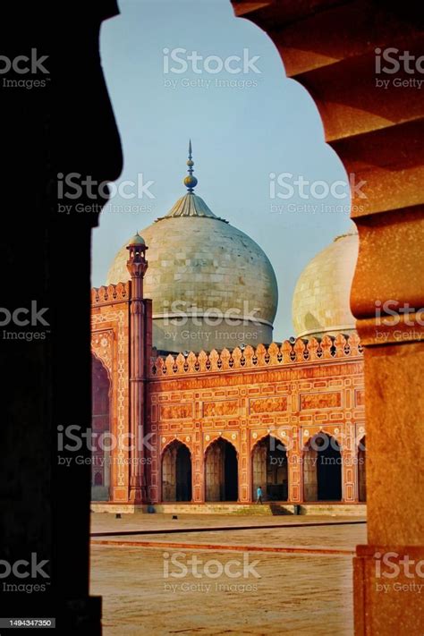 Badshahi Masjid Stock Photo - Download Image Now - Arch - Architectural ...