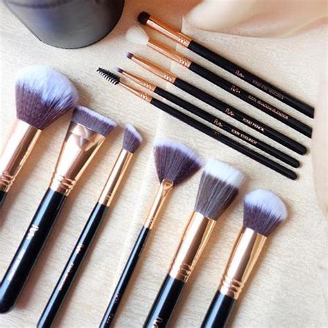 Body Shop Angled Blush Brush Harga