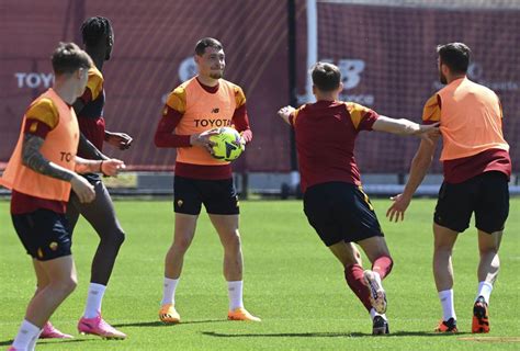 Trigoria Roma Al Lavoro In Vista Dellatalanta Foto Gallery