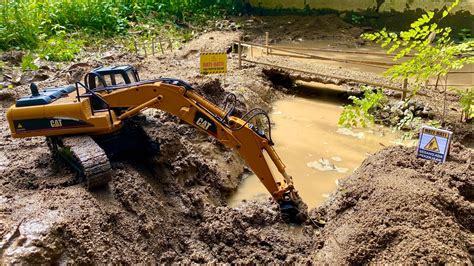 Rc Excavator Cat Wl Dredging Soil And Rocks In River