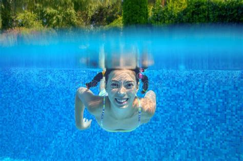 L Enfant Sous Marin Actif Heureux Nage Dans La Piscine Photo Stock